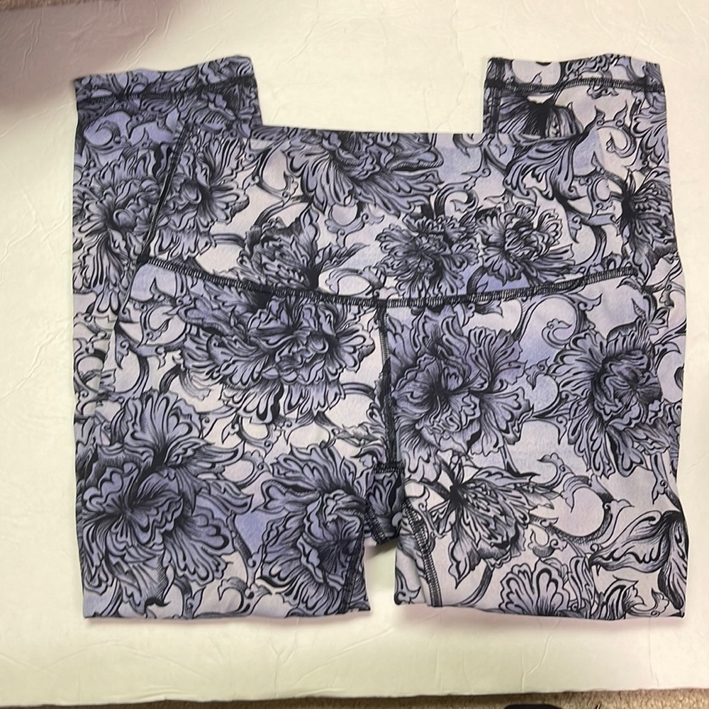 Women’s Lululemon Capri Leggings Black/White Floral Size 6